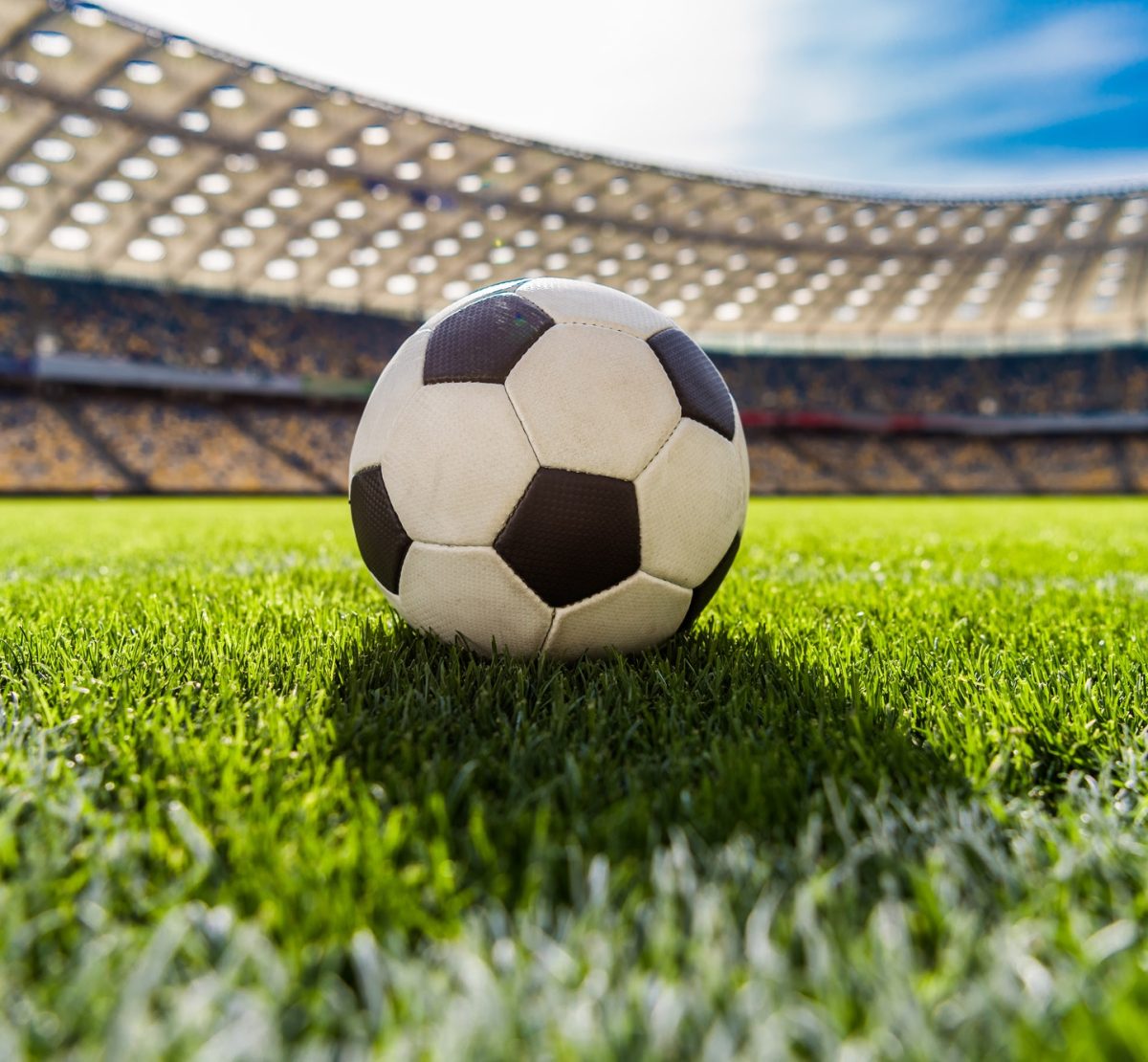 Fußball liegt auf einem Fußballfeld in einem Stadion