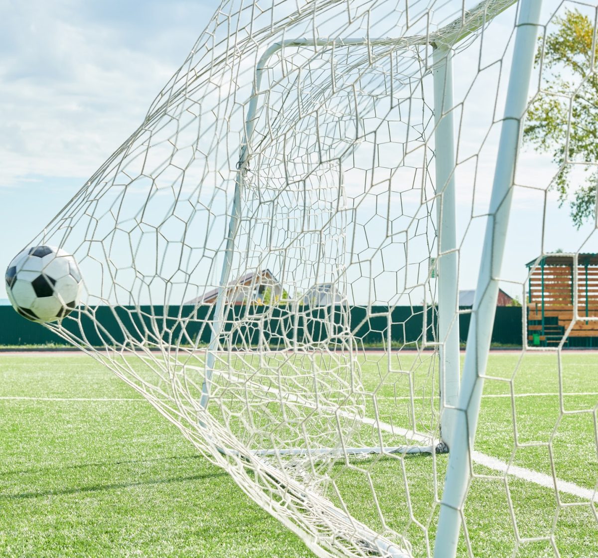 Ball wird in ein Fußballtor geschossen.